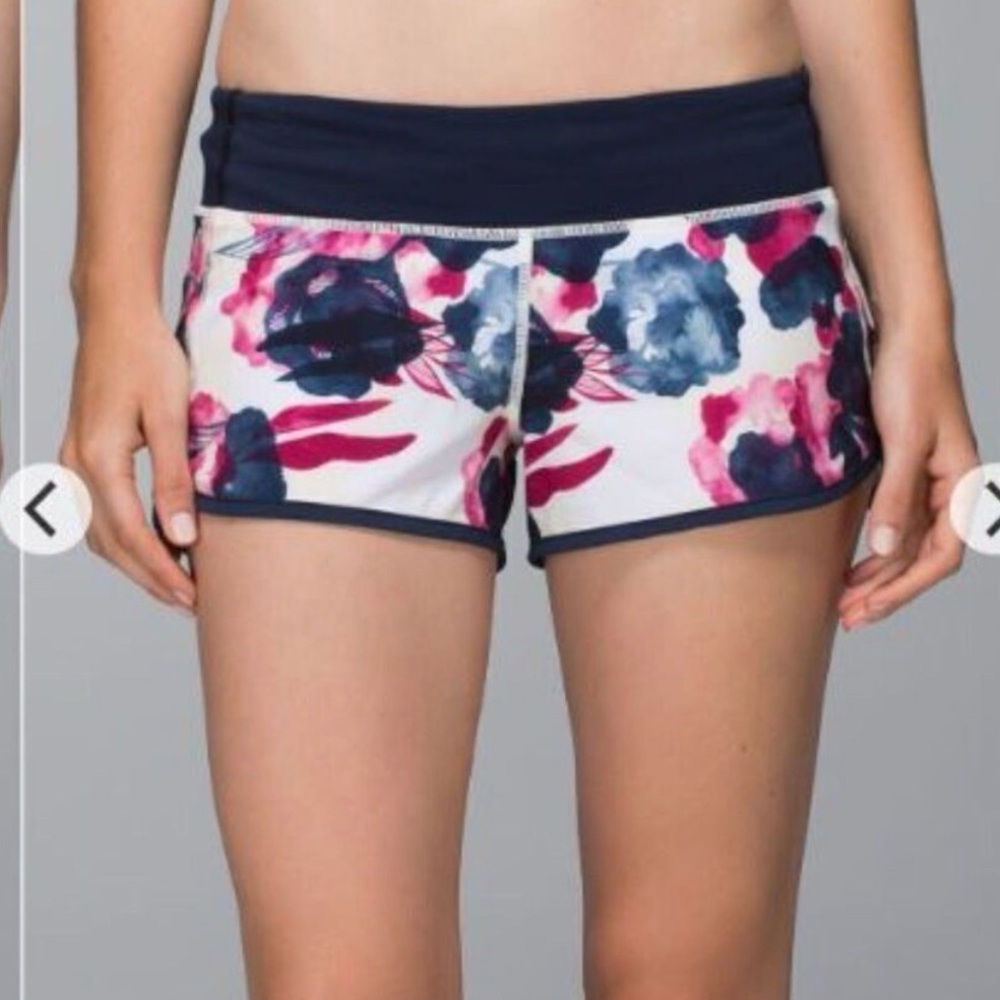 Lululemon Speed Short 4-way Stretch
Inky Floral Ghost Inkwell Bumble Berry Sz 10